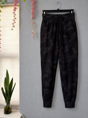 Lululemon Black Camo Jogger Pants • Size 0
